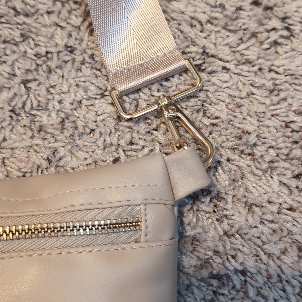 New York Style Beige Crossbody Bag Gold Hardware Travel Satchel - Picture 6 of 9